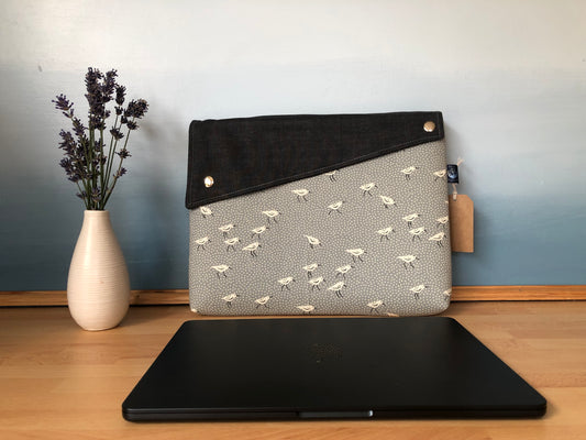 wader lap top sleeve.  Fits 13 inch  Macbook