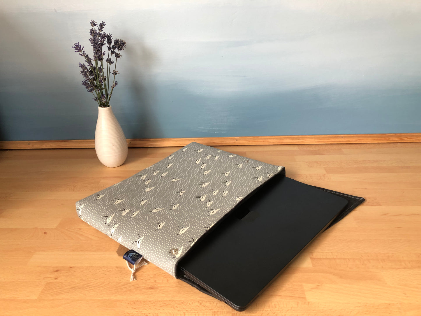 wader lap top sleeve.  Fits 13 inch  Macbook